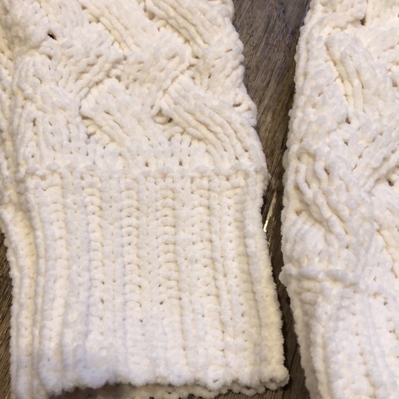 Kendall + Kylie Chunky Cable Knit Sweater - Picture 4 of 7